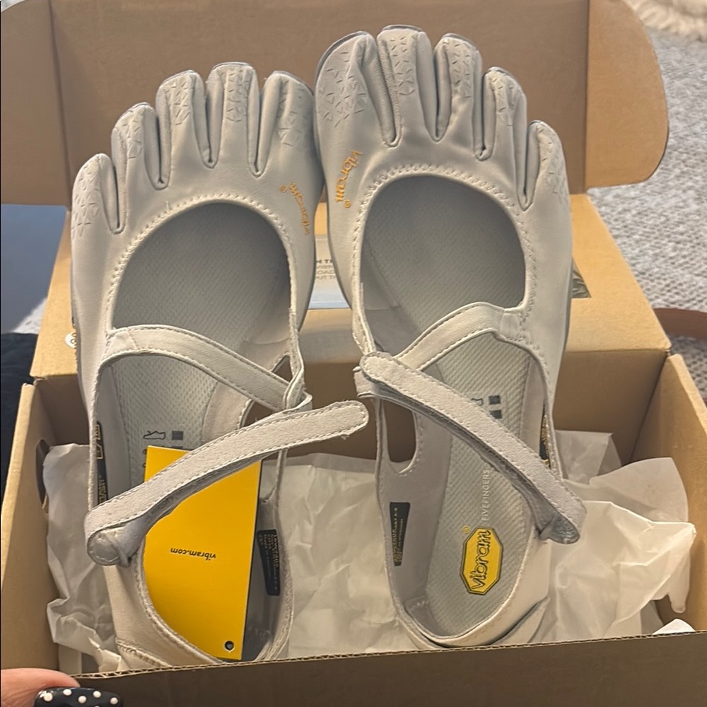 Vibram Gray Athletic Shoes with Minimalist Design